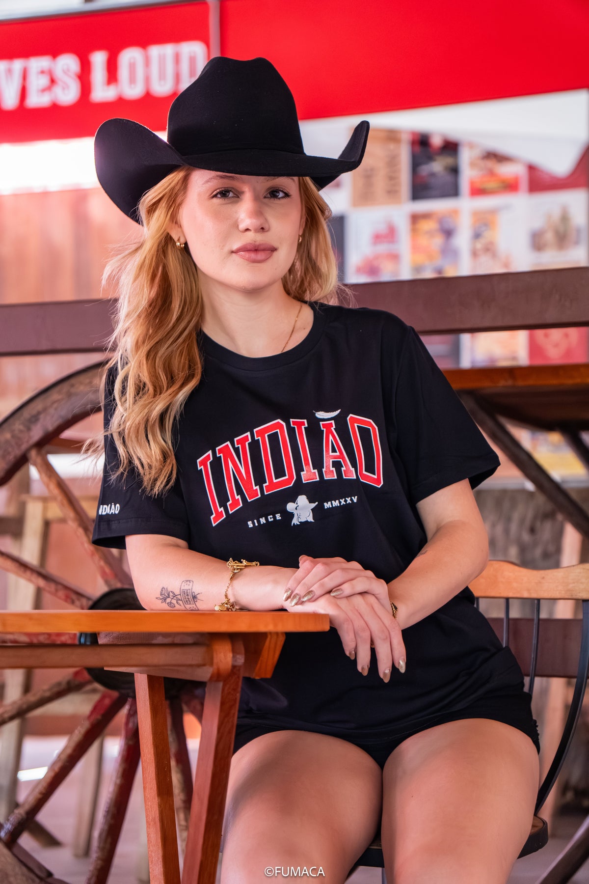Look country com camiseta da coleção Native Western da Indião Store